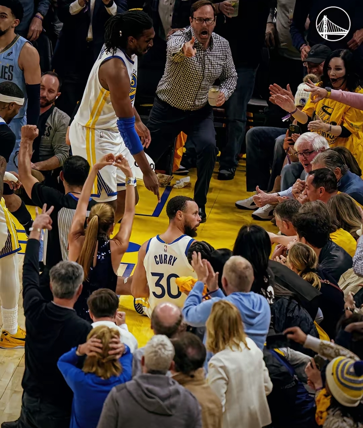 关于惊险一幕!赛场上两队激情碰撞,决胜关键时刻的信息 关于惊险一幕!赛场上两队激情碰撞,决胜关键时刻的信息