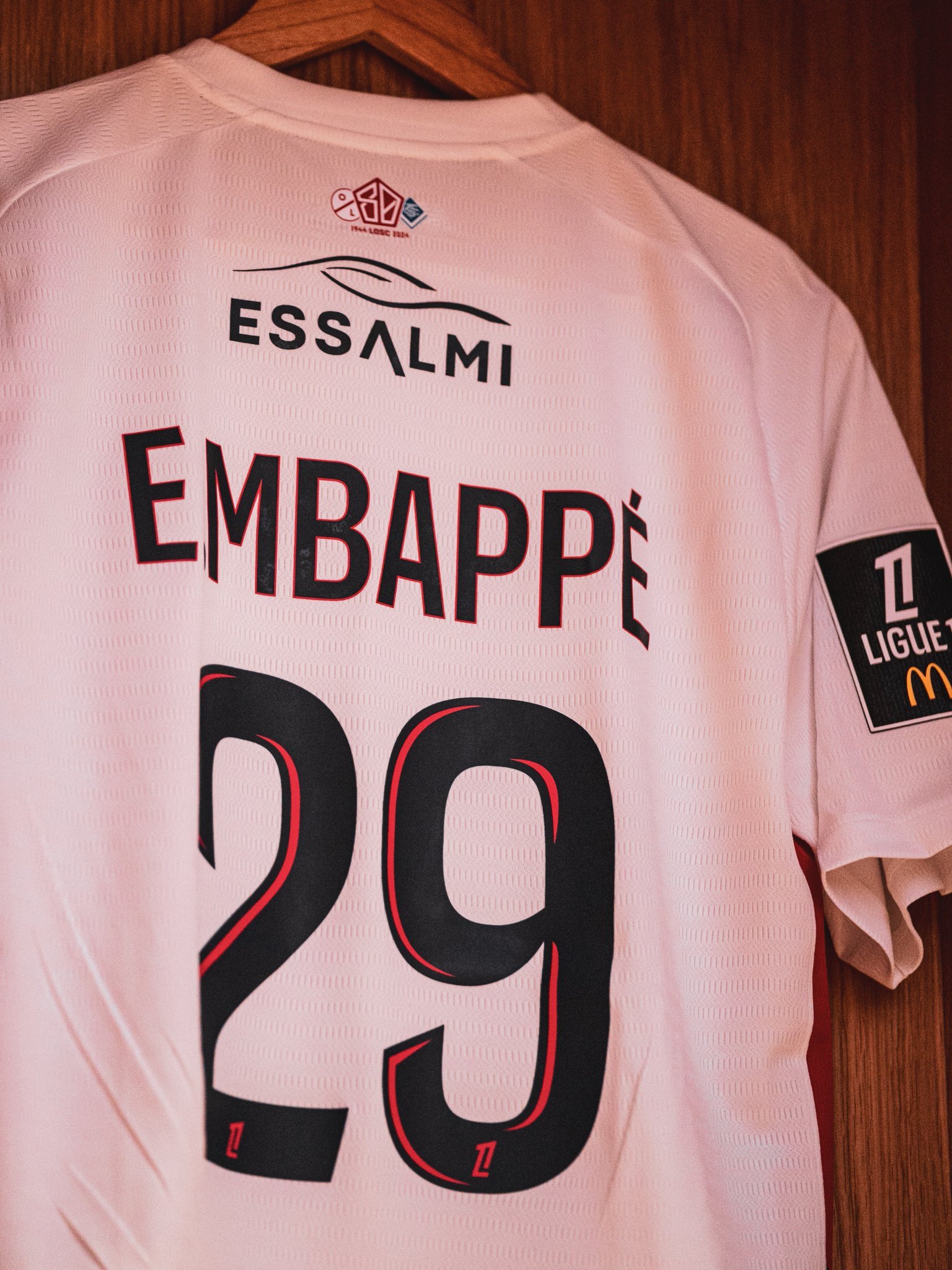 巴黎圣日耳曼客场大胜卫冕冠军里尔,法甲榜首更稳固 巴黎圣日耳曼客场大胜卫冕冠军里尔,法甲榜首更稳固